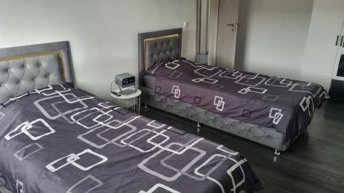 two beds sitting next to each other in a bedroom at RUHIGE Eke in Netphen