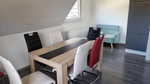 a dining room with a table and chairs at RUHIGE Eke in Netphen