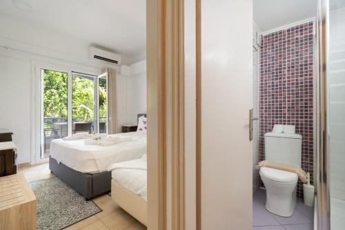 a bedroom with a bed and a bathroom with a sink at Pigasos in Nikiana