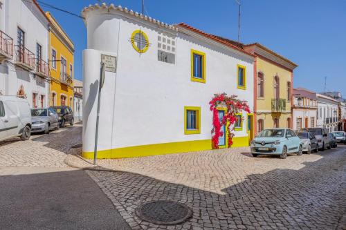 Small Historic Townhouse by Promenade near Beaches