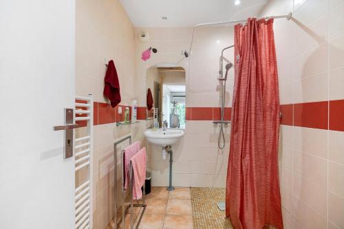a bathroom with a sink and a shower at Domaine De Bellerose in Cadeillan