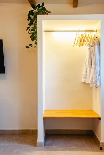 ein Schrank mit einer Holzbank in einem Zimmer in der Unterkunft Mountain Mini Suite in Áyioi Dhéka