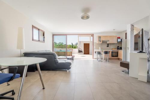 a living room with a couch and a table at Les Terrasses in Lavérune