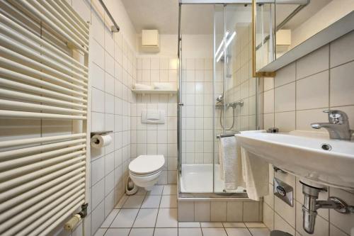 a bathroom with a toilet and a sink at Elbe I, Ferienwohnung 29 in Cuxhaven