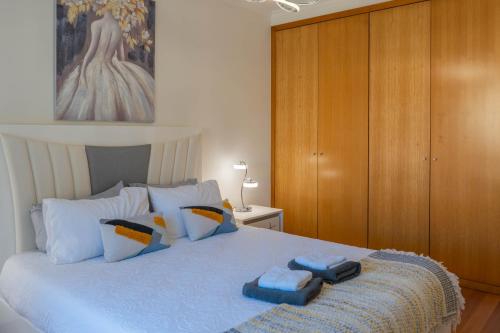 a bedroom with a bed with two towels on it at Apartamento Luar in Ribeira Brava