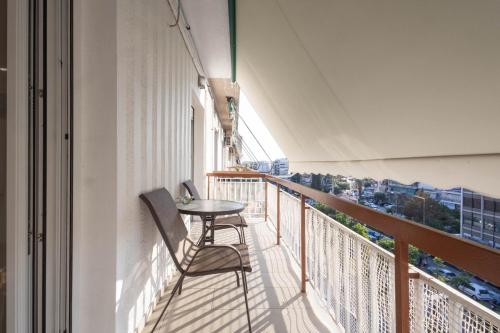 Sunlit Charm Modern 2BR Apartment with High-Speed WiFi