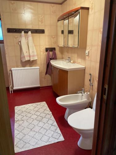 a bathroom with a white sink and a toilet at Stugan i Gesunda in Sollerön