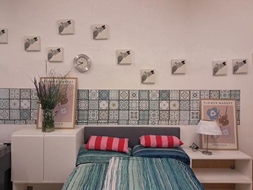a bedroom with a bed with red and blue pillows at sleepandgo-selfcheckinout in Weißkirchen in Steiermark