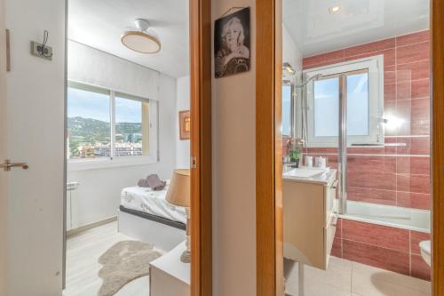 a bathroom with a tub and a sink and a shower at Playa 5 min, Terraza, AC, WiFi, Parking in Calella
