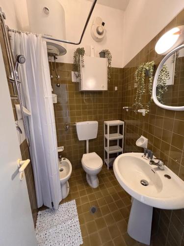 a small bathroom with a toilet and a sink at Apartament Mare e Sole z basenem i przy plaży in Marotta