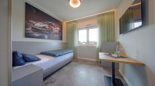 En eller flere senge i et værelse på Hotel BoxenStop