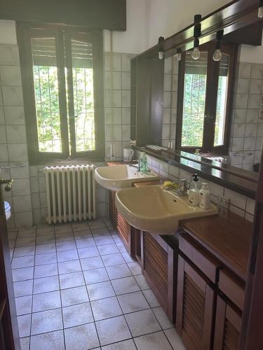 a bathroom with two sinks and a mirror at Villa Franca in Cissano