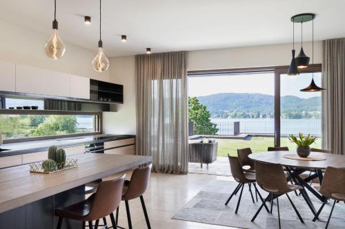a kitchen and dining room with a table and chairs at Linde Villas in Maria Wörth