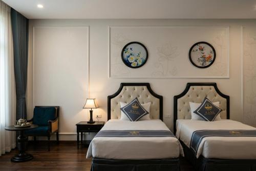 a hotel room with two beds and two mirrors at Kana Boutique Hotel Ninh Bình in Ða Gia