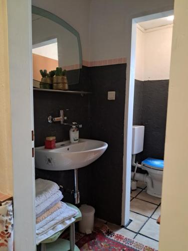 a bathroom with a sink and a mirror at sleepandgo-selfcheckinout in Weißkirchen in Steiermark