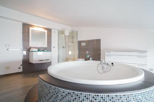 a large white bath tub in a bathroom at Pietra Bianca Rooms in Pachino