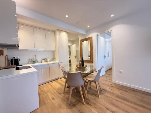 2BR Apartment Glyfada Near Beach & Parking