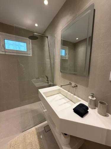 2BR Apartment Glyfada Near Beach & Parking