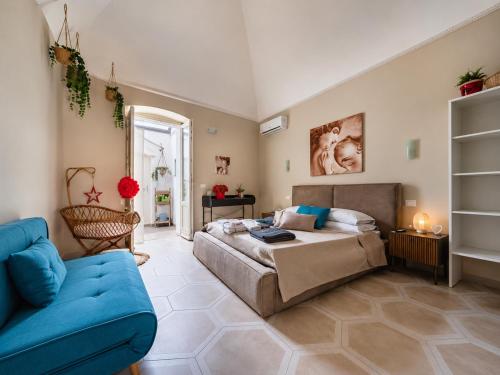 a living room with a bed and a couch at La Madonnella Home - locazione turistica in Adelfia