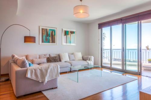 The Seaside Apartment by LovelyStay