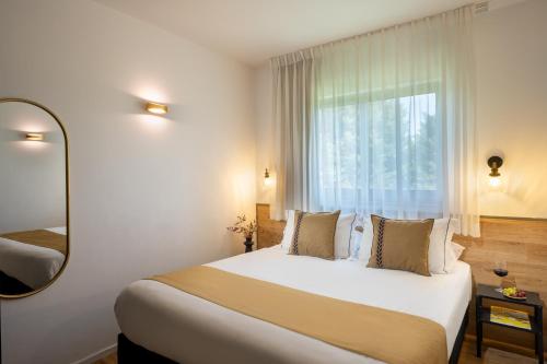 ein Schlafzimmer mit einem großen Bett und einem Fenster in der Unterkunft Tzuba Hotel in Ẕova