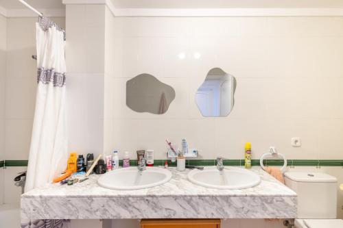 a bathroom with two sinks and a toilet at Port Pals B202 in Pals