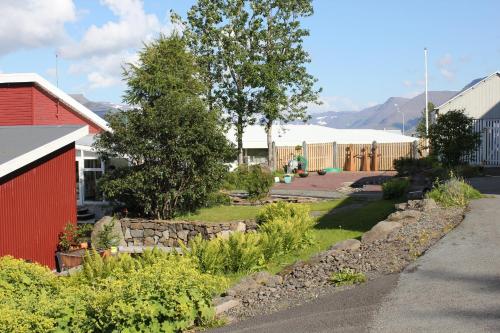 Galeriebild der Unterkunft The Guesthouse by the Fjord in Þingeyri