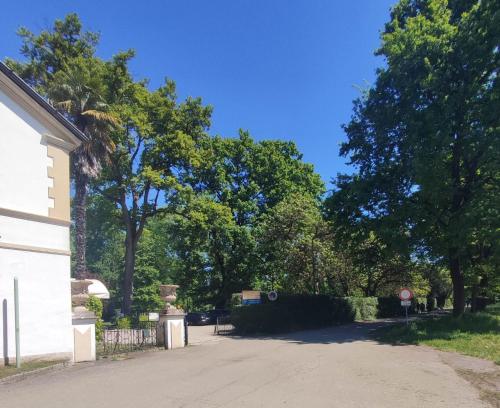 a driveway with trees and a white house at Pop Up Village in Villasanta