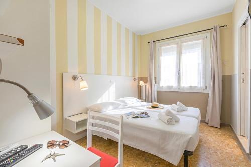 a hotel room with a bed and a desk at Hotel Del Golfo in Laigueglia