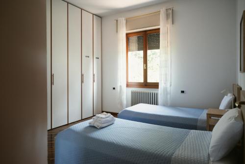 a bedroom with two beds and a window at Casa Terra Holiday in Padenghe sul Garda