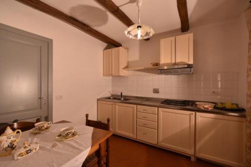 Una cocina o zona de cocina en Rimaggiori Country Home & Restaurant
