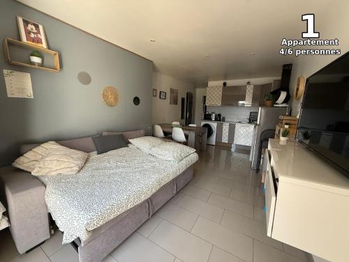 a bedroom with a bed and a living room at Appartement Villiers sur Morin proche de Disneyland in Villiers-sur-Morin