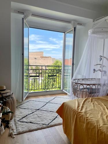 Dual Views, Sunny Balcony and Parking near the Beach