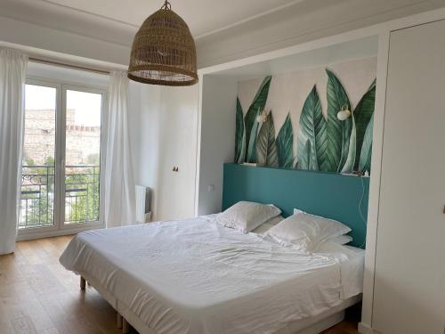 Dual Views, Sunny Balcony and Parking near the Beach