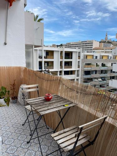 Dual Views, Sunny Balcony and Parking near the Beach