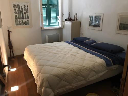 a bedroom with a large bed with blue pillows at Casa D'ambra in Vernazza