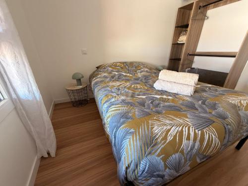 a bedroom with a bed with a patterned blanket at Le Cocon du théâtre Clim Hyper centre in Orange