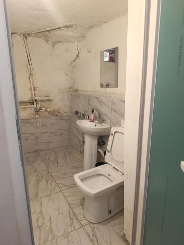 a bathroom with a toilet and a sink at Gılgamesh Maria butik otel in Mardin