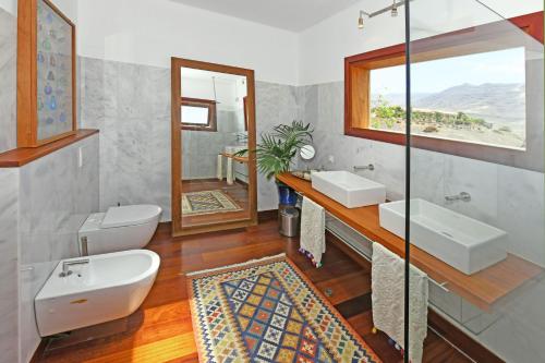 a bathroom with two sinks and a mirror at Casa San Luis in Pájara