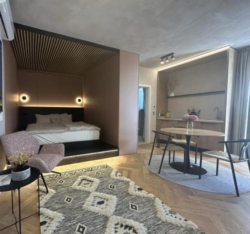 Wims - Romantic studio with private jacuzzi, garden & parking