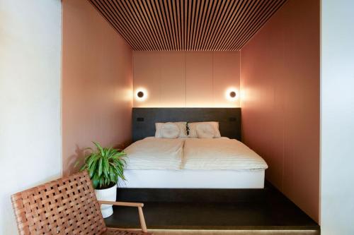 Wims - Romantic studio with private jacuzzi, garden & parking