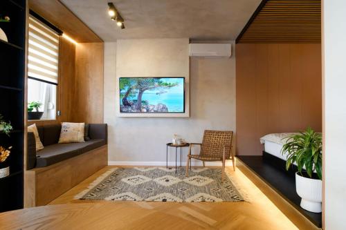 Wims - Romantic studio with private jacuzzi, garden & parking