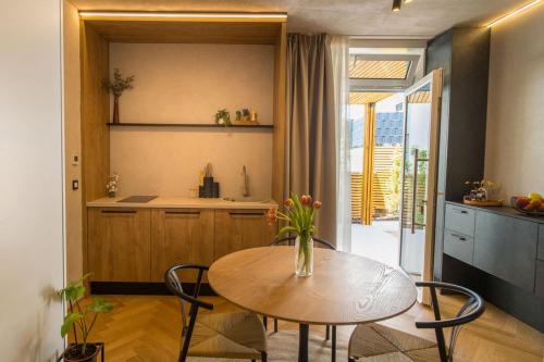 Wims - Romantic studio with private jacuzzi, garden & parking