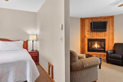 ein Schlafzimmer mit Bett und Kamin in der Unterkunft Wilder Inn in Ephraim