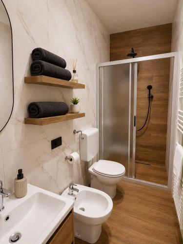 a bathroom with a shower and a toilet and a sink at LOFT EMILIA - la tappa perfetta tra Bologna e Ravenna - SELF CHECK-IN in Castel Bolognese