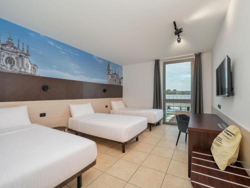Llit o llits en una habitació de B&B HOTEL Settimo Torinese