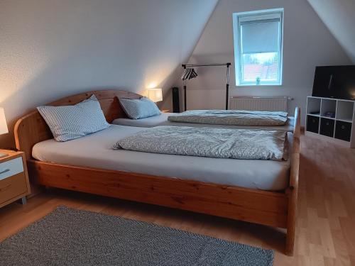 a bedroom with two beds and a window at Nordapart Anne Bessrich in Butjadingen