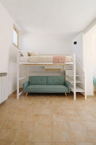 a room with two bunk beds and a green couch at Casa Conti Trivelli 2 in Vasto