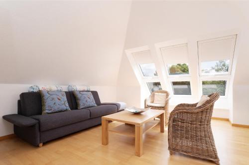 a living room with a couch and a table at Meerzeit Fehmarn in Wulfen auf Fehmarn