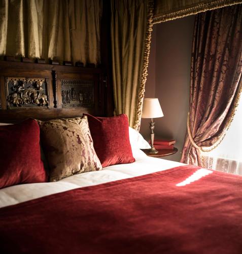 Superior Four Poster